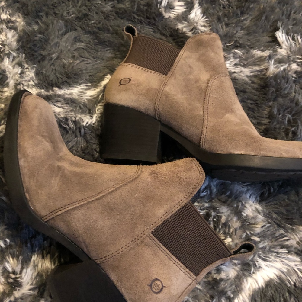 Beautiful suede Born ankle boots